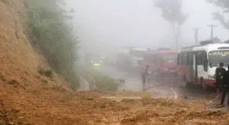 Ảnh hưởng cơn bão số 4, nhiều tuyến đường ở Thanh Hóa bị sạt lở