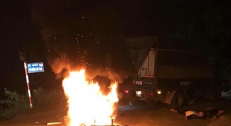 Xe máy bốc cháy dữ dội khi va chạm với xe tải, 2 anh em sinh đôi thương vong