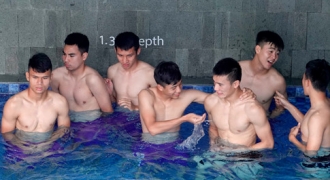 Bùi Tiến Dũng và các cầu thủ Olympic Việt Nam khoe body 6 múi ở bể bơi