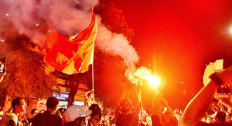Video cảnh CĐV đốt pháo ăn mừng chiến thắng lịch sử của Olympic Việt Nam từ trên cao