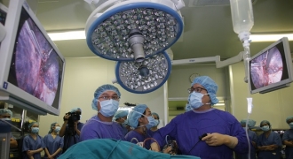 Chuyên gia hàng đầu về phẫu thuật nội soi lồng ngực 'truyền nghề' cho các bác sĩ Việt Nam
