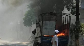 Xe tải bốc cháy dữ dội cùng tiếng nổ lớn khi đang đi trên đường phố Hà Nội
