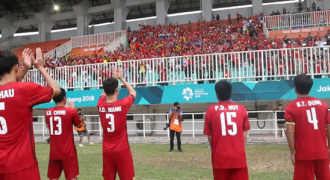 Sau thất bại, CĐV Việt Nam khóc như mưa nhưng vẫn vỗ tay cổ vũ các cầu thủ