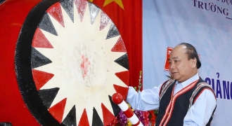 Thủ tướng Nguyễn Xuân Phúc đánh trống khai trường ở huyện xa xôi nhất tỉnh Kon Tum