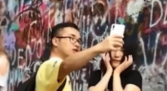 Chàng trai kiên nhẫn làm gậy selfie cho bạn gái chụp ảnh