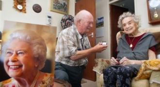 Cụ bà 100 tuổi quyết định kết hôn với tình trẻ sau 30 năm sống thử