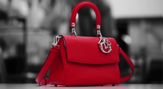 Tận mắt ngắm quy trình sản xuất chiếc túi Dior ngàn đô lừng danh