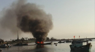 Quảng Ngãi: Tàu cá phát nổ trên biển, 14 ngư dân thương vong