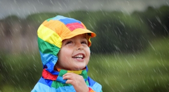 Những lưu ý cần thiết khi chăm sóc trẻ trong mùa mưa