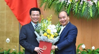 Trao quyết định của Chủ tịch nước bổ nhiệm ông Nguyễn Mạnh Hùng