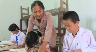 Nữ giáo viên về hưu dạy học miễn phí cho học sinh nghèo, khuyết tật vùng biển