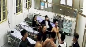 Nhóm côn đồ xăm trổ hành hung bệnh nhân ngay tại bệnh viện
