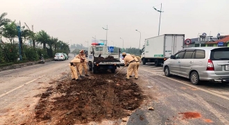 Cảnh sát giao thông Hà Nội xúc đất dọn đường: Nếu làm nghiêm thì đã không phải nhọc!