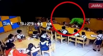 Cô giáo bị đình chỉ vì dán băng dính vào mồm học sinh
