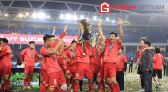 Khoảnh khắc Anh Đức, Quang Hải nâng chiếc cup vô địch AFF Cup 2018 đi vào lịch sử