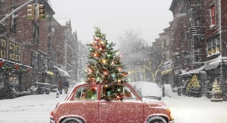 Không khí Giáng sinh với mẫu cây thông Noel mini trang trí ô tô