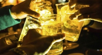 Vì sao uống rượu lẫn bia thường nhanh say hơn?