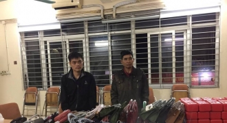 141 Hà Nội bắt giữ 2 người đàn ông vận chuyển pháo nổ và hàng nhái nhận 10 triệu đồng tiền công