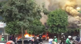 Video vụ cháy quán ăn trên đường Nguyễn Văn Huyên - Hà Nội
