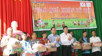 Yến sào Bảo Trân phối hợp cùng báo GĐVN tại Cần Thơ trao 100 phần quà tết cho dân nghèo
