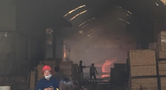 Sát Tết, xưởng gỗ 2000m2 bốc cháy dữ dội, thiệt hại hàng tỷ đồng