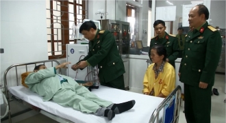 Bệnh viện Quân y 4 trao quà cho 55 bệnh nhân đang điều trị tại bệnh viện