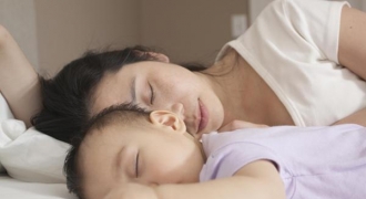 Nên cho trẻ ngủ chung hay riêng?