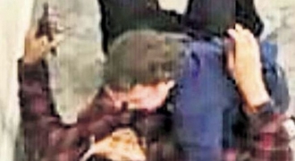 Xúc động khoảnh khắc người cha lấy thân mình đỡ đạn cho con trong vụ xả súng ở New Zealand