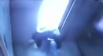 Cú thoát chết trong gang tấc của người đàn ông trong thang máy