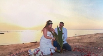 Ngắm pháo hoa lãng mạn bên bờ biển, cô dâu suýt mất chân vì tai nạn hi hữu
