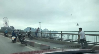 Để lại xe máy, người đàn ông bất ngờ nhảy cầu Bãi Cháy tự tử