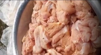 Phát hiện hàng chục kg thịt gà bốc mùi tại một trường tiểu học ở Hà Nội