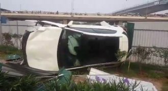 Clip: Nữ tài xế Mercedes tông loạt xe máy, lộn nhào tại gầm cầu vượt Mai Dịch