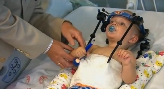 Bé trai 16 tháng tuổi sống sót thần kỳ sau khi bị tai nạn 'lìa đầu'
