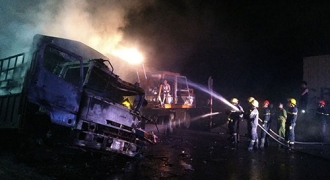Tai nạn liên hoàn trên quốc lộ 1A, hai người chết cháy trong cabin
