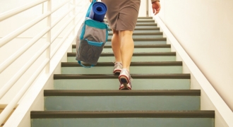 Đi cầu thang bộ giúp cân bằng nội tiết tố, giảm huyết áp