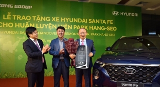 Huấn luyện viên Park Hang Seo được Tập đoàn Thành Công và Hyundai trao tặng xe Hyundai Santa Fe