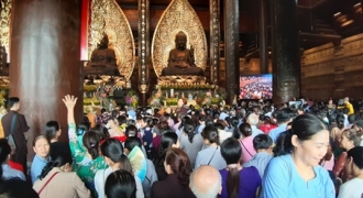 Biển người hành hương về chùa Tam Chúc dự Đại lễ Vesak 2019