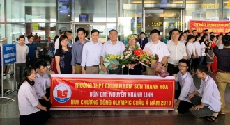 Nữ sinh THPT chuyên Lam Sơn đạt HCĐ Olympic châu Á được chào đón nồng nhiệt ngày trở về