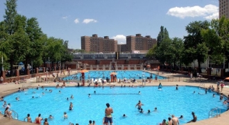 Cảnh báo nguy cơ bị viêm kết mạc khi đi bơi ở bể bơi công cộng