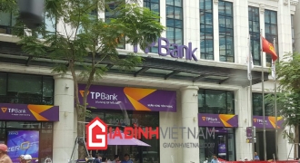 Khách hàng dự án Eco Green Tower căng băng rôn trước cổng ngân hàng TPBank đòi quyền lợi