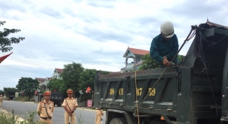 Hà Tĩnh: Công an huyện Nghi Xuân xử phạt, cắt hạ thành thùng xe quá khổ, quá tải