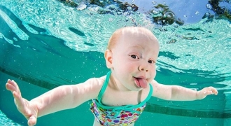 Rộ xu hướng học bơi sinh tồn cho bé 6 tháng tuổi
