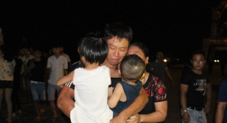 Nghệ An: Tạm dừng tìm kiếm 9 ngư dân mất tích, 7 ngư dân sống sót được đưa vào đất liền