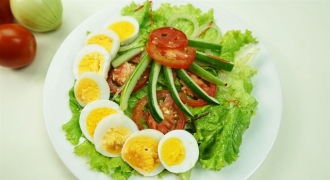 Salad rau củ trộn trứng thanh đạm, giúp bạn giữ dáng như siêu mẫu