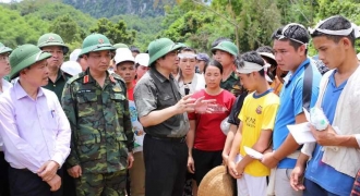 Trưởng ban Tổ chức Trung ương thăm hỏi người dân bị thiệt hại do mưa lũ tại Thanh Hóa