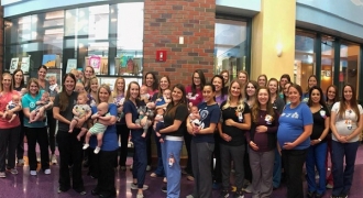 36 nữ y tá trong một bệnh viện cùng mang thai và sinh con trong 1 năm