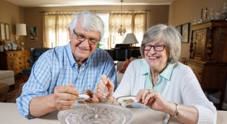 Cặp vợ chồng giữ gìn chiếc bánh cưới suốt 50 năm