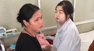 Mẹ mắc bệnh hiểm nghèo 10 năm đau đớn nhìn con gái chống chọi bệnh hiếm gặp