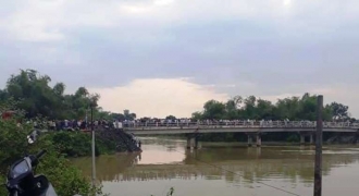 Thanh Hóa: Taxi lao xuống sông, 2 người chết và mất tích